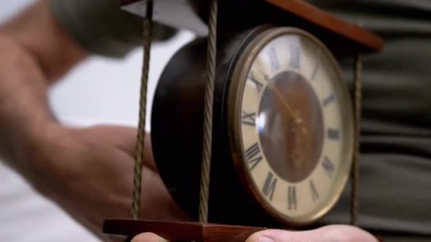 Hommes Mains Ajuster mécanique Rétro classique Horloge de table en bois avec chiffres romains — Video