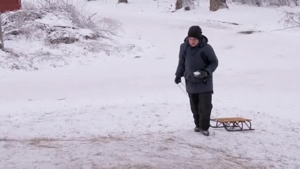 Happy, Tired Child-Teenager with Sled Climbing Up Snowy Hill. Rapaz de faces vermelhas — Vídeo de Stock