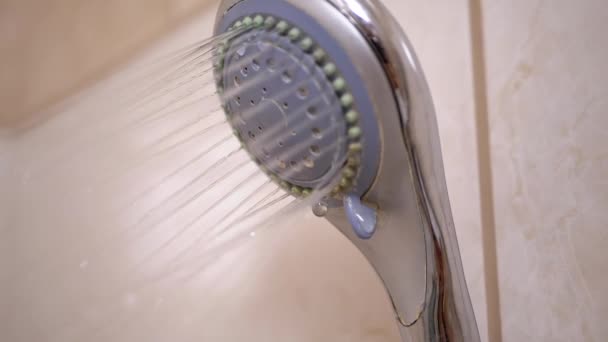 Cabeza de ducha vieja con una poderosa corriente de gotas de agua cayendo. Presión del agua — Vídeos de Stock