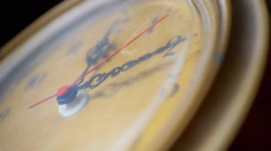 Sarı çizgili tuşlu klasik Retro Clock. Saat 12 yönünde. Öğlen. 4K