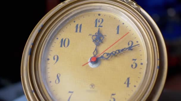 Vintage Retro-Uhr mit gelb gekratztem Zifferblatt. Zwölf Oktaven. Mittags. Zoom — Stockvideo