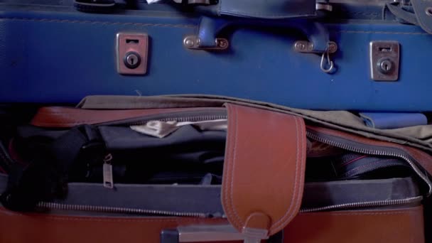 Brudne, Dusty Four Old Travel Suitcases ułożone w stosach w opuszczonym pokoju. 4K — Wideo stockowe