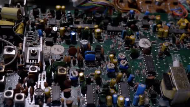 Muitas placas antigas com componentes de rádio, transistores, chips, resistências, capacitor — Vídeo de Stock