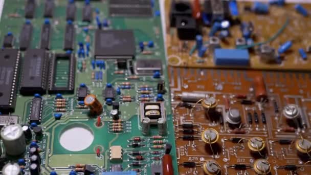 Muitas placas antigas com componentes de rádio, transistores, chips, resistências, capacitor — Vídeo de Stock