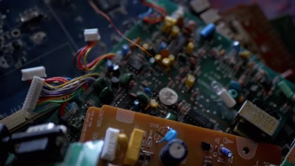 Muitas placas antigas com componentes de rádio, transistores, chips, resistências, capacitor — Vídeo de Stock