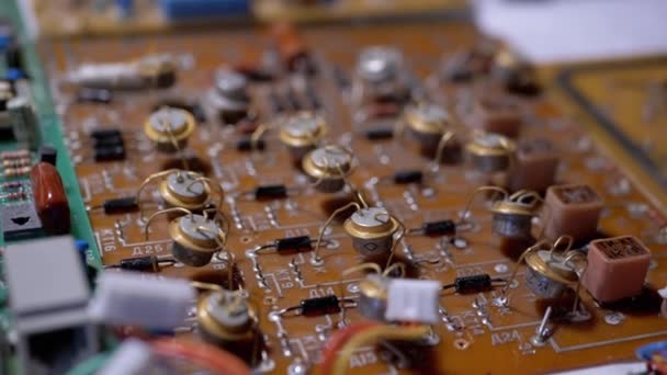 Muitas placas antigas com componentes de rádio, transistores, chips, resistências, capacitor — Vídeo de Stock