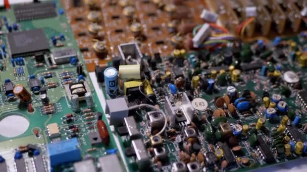 Muitas placas antigas com componentes de rádio, transistores, chips, resistências, capacitor — Vídeo de Stock