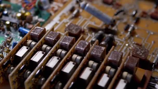 Veel oude borden met radiocomponenten, transistors, chips, weerstanden, condensator — Stockvideo