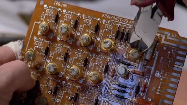 Master with Wire Cutters Disconnecting Precious Radio Transistors from Board — Stock Video