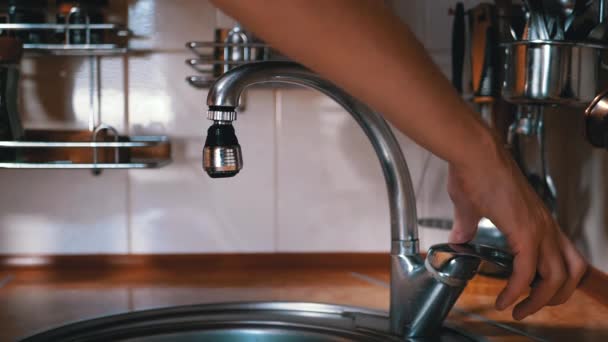 Mano masculina abre el grifo de agua. Presión de chorro de agua en mezclador de cocina. En cámara lenta. — Vídeos de Stock