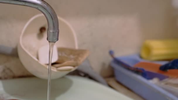 Water Run into Sink from Old Water Tap in Dirty Bathroom (em inglês). Fuga de água. Zoom — Vídeo de Stock