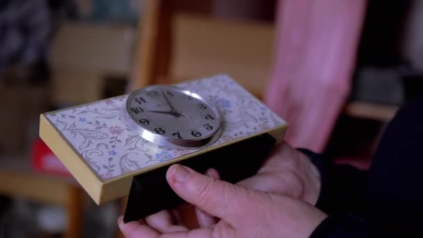 Mãos femininas segurar Vintage cronometrado. Memórias do passado. 4K — Vídeo de Stock