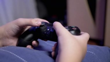 Çocuk Elleri Joystick 'te video oyunları oynar, Parmaklarıyla düğmelere basar. 4K