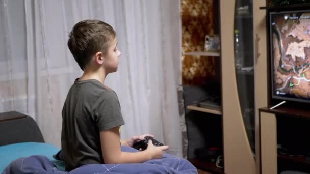 Teen Boy Videojátékok Joystick, Nyomja meg a gombokat ujjakkal. 4K — Stock videók