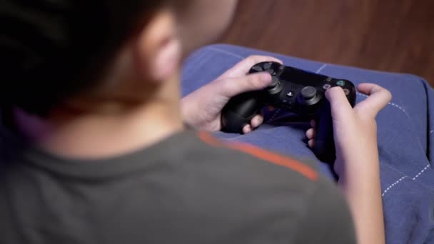 Teen Boy Play Videospil på Joystick, Tryk på knapper med fingre. 4K – Stock-video