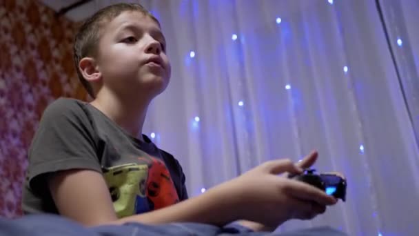 Tiener Boy Speel videospelletjes op Joystick, Druk op knoppen met vingers. 4K — Stockvideo