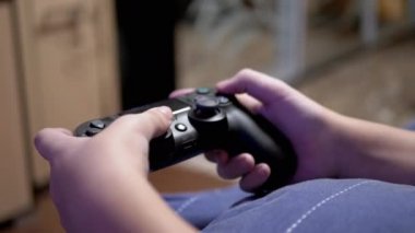 Çocuk Elleri Joystick 'te video oyunları oynar, Parmaklarıyla düğmelere basar. 4K