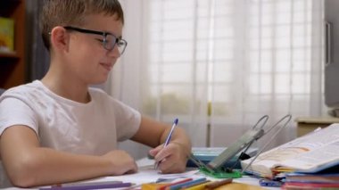 Gözlüklü Gülümseyen Öğrenci Not Defterinde Kalemle Yazar, Akıllı Telefonla Konuşur