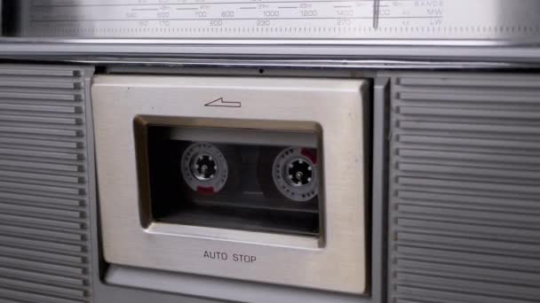 Fita cassete de áudio magnética puxada à mão feminina do gravador de fita vintage dos anos 90. 4K — Vídeo de Stock