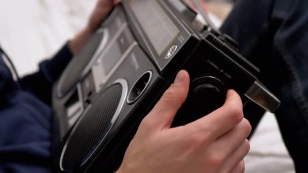 Männchen stellt Frequenz eines alten Radioempfängers ein, drückt Taste mit Fingern — Stockvideo