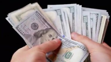Erkek Eller, Kara Arkaplanda 100 Dolarlık banknotlar sayıyor. Amerikan Doları Para