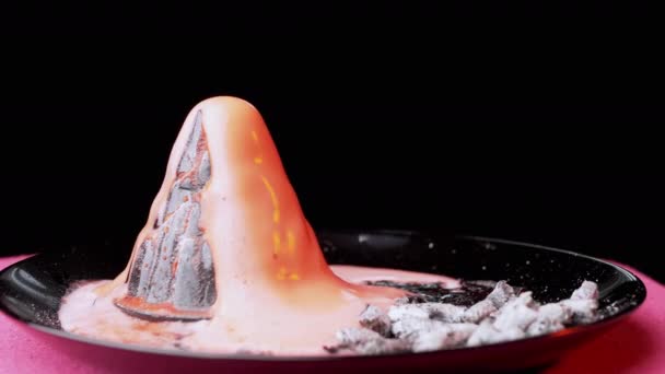 Reakcja chemiczna wybuchającego wulkanu zabawek, używanie sody, octu, czerwonego barwnika. 4K — Wideo stockowe