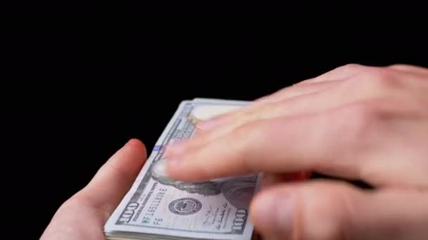 남성 핸드스크 래터 스택 의 100 US Dollar Bills on Black Background. 돈. 4K — 비디오