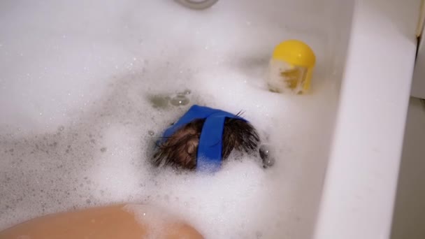 Happy Boy Bathes i bad med skum, dyk under vatten bär dykning mask — Stockvideo