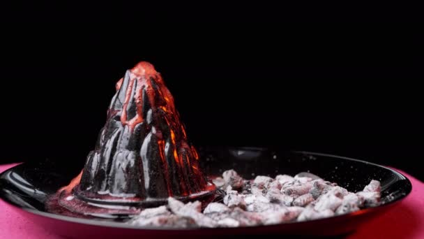 Reazione chimica del vulcano giocattolo che erutta, usando soda, aceto, colorante rosso. 4K — Video Stock