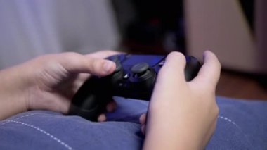 Çocuk Elleri Joystick 'te video oyunları oynar, Parmaklarıyla düğmelere basar. 4K