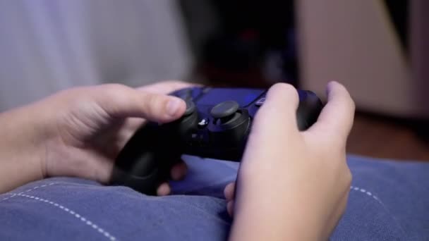 子供の手はジョイスティックでビデオゲームをプレイし、指でボタンを押します。4K — ストック動画