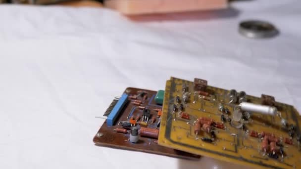 Mão masculina joga na tabela velho impresso placas de circuito, microcircuitos, peças de rádio — Vídeo de Stock