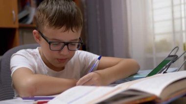 Gözlüklü Gülümseyen Öğrenci Not Defterinde Kalemle Yazar, Akıllı Telefonla Konuşur