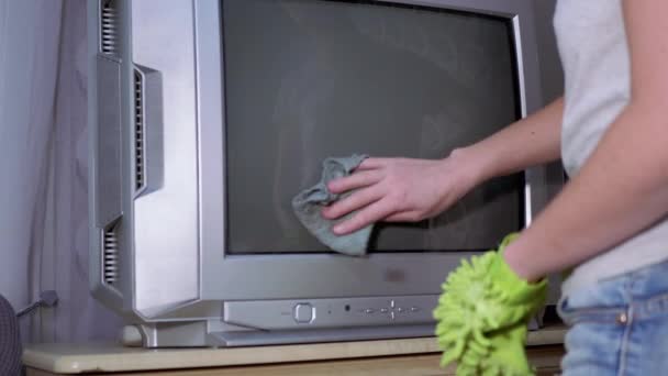Γυναικεία μαντηλάκια χειρός Οθόνη από παλιά τηλεόραση με πράσινο microfiber Rag και πανί από σκόνη — Αρχείο Βίντεο