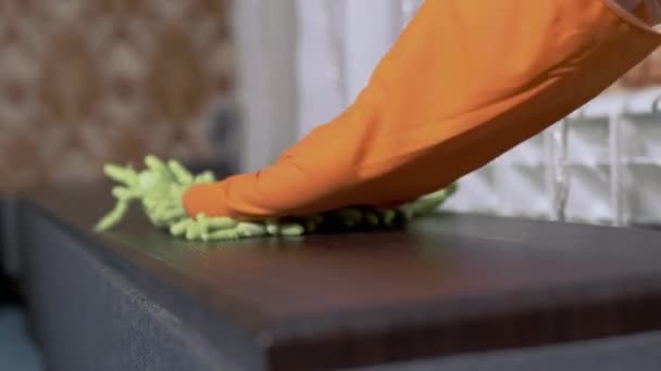 橡胶色手套中的女性手用微纤维布擦拭木制表面 — 图库视频影像
