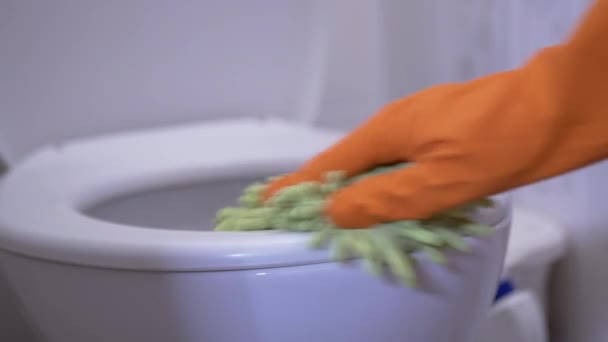 Női kéz Orange Rubber kesztyű mosásWC fedél zöld ruhával, rongy — Stock videók