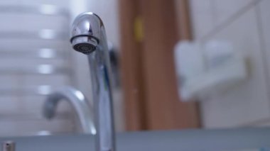 Su Damlaları Hızlıca Aşağı Akıp, Su Musluğu 'ndan Lavabo' ya Düşüyor. Sızıntı. Büyüt
