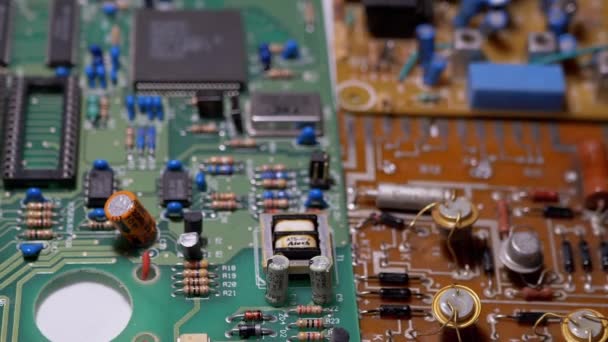 Wiele starych płyt z komponentów radiowych, tranzystory, chipy, rezystory, kondensator — Wideo stockowe