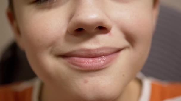 Positiv tonårspojke med vackra fylliga läppar, leende. Närbild. Ingår i Face — Stockvideo