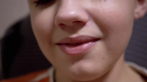 Zâmbet adorabil cu dinți frumoși albi drepți în adolescență Parte a feței — Videoclip de stoc