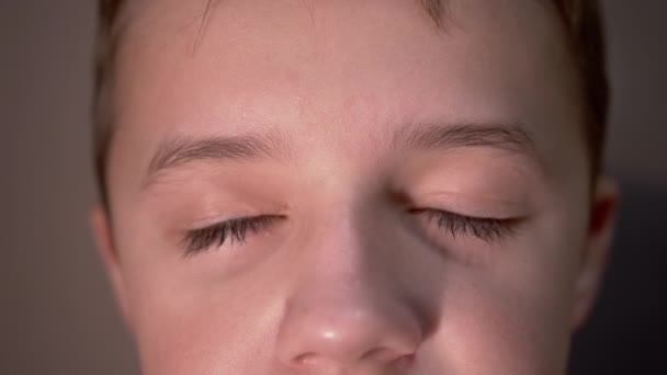 Портрет ребенка, мальчик с толстыми, длинными ресницами, закрытыми глазами. Спите. 180fps — стоковое видео