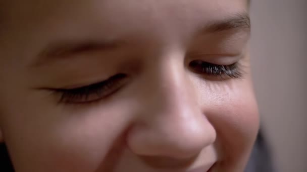 Vacker tonårspojke med långa, tjocka ögonfransar, bruna ögon, bedårande leende — Stockvideo