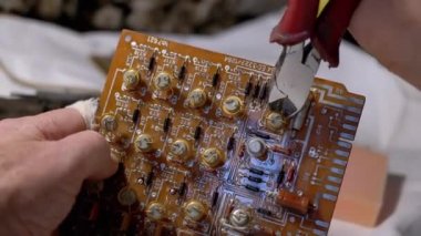 Kablo kesicili usta Değerli Radyo Transistörlerini kuruldan ayırıyor