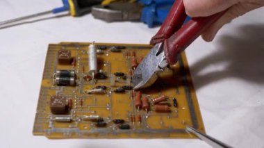 Kablo Kesiciler Ustası Radyo Parçalarını Kesiyor, Direnişçiler Yönetim Kurulu, Şema