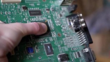 Kadın El, Çip ile Eski Yazdırılmış Devre Tahtasını İletken İzler ile Döndürür