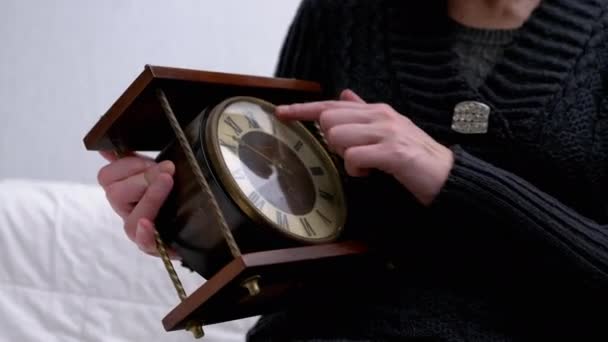 Kobieta Ręce trzyma Vintage klasyczny drewniany stół zegar z rzymskimi liczbami. 4K — Wideo stockowe