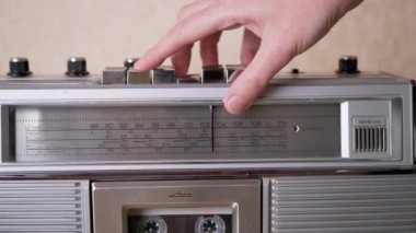 Retro Teyp Kaydı 'nda Kadın El Baskısı Kaset ile Düğme Çalıyor. Büyüt