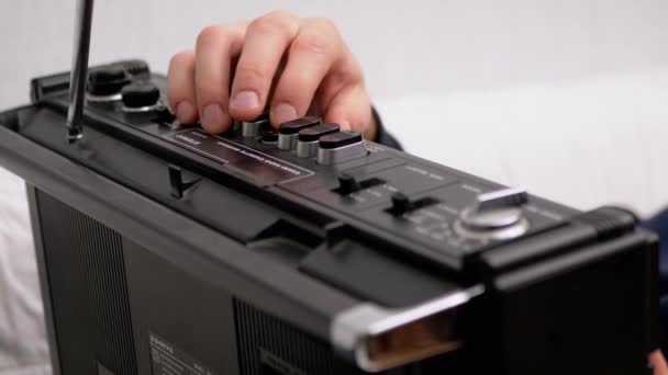 Appuyez sur le bouton de lecture des presses à main masculines sur l'enregistreur de bande rétro avec antenne. 4K. Gros plan — Video