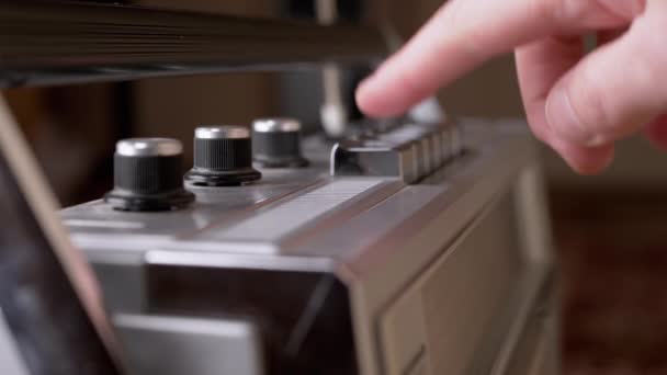 Botón de parada de pulsaciones de dedo femenino, cubierta de cassette abierta de grabadora de cinta antigua 90s — Vídeo de stock