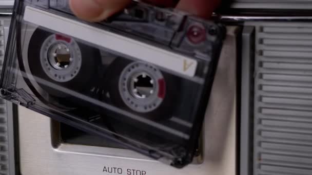 Femme main tourne vieille cassette transparente, insère dans le magnétophone. Zoom — Video